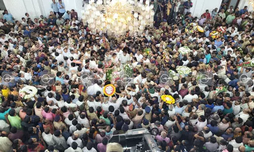 ഉമ്മൻചാണ്ടിക്ക് ആദരമർപ്പിച്ച് തലസ്ഥാനം; ഇന്ദിര ഭവനിൽ ജനസഞ്ചയം