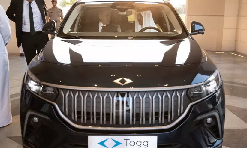 ഖത്തർ അമീറിന് ഇലക്ട്രിക് കാറുകൾ സമ്മാനിച്ച് ഉർദുഗാൻ ഖത്തർ അമീറിന് ഇലക്ട്രിക് കാറുകൾ സമ്മാനിച്ച് ഉർദുഗാൻ