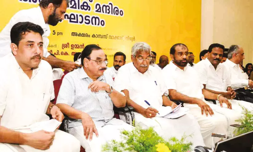 ഭാ​ഷ​പി​താ​വി​ന്റെ പേ​രി​ൽ മ​ല​യാ​ള സ​ർ​വ​ക​ലാ​ശാ​ല​ക്ക് തു​ട​ക്ക​മി​ട്ട​ നേതാവ്