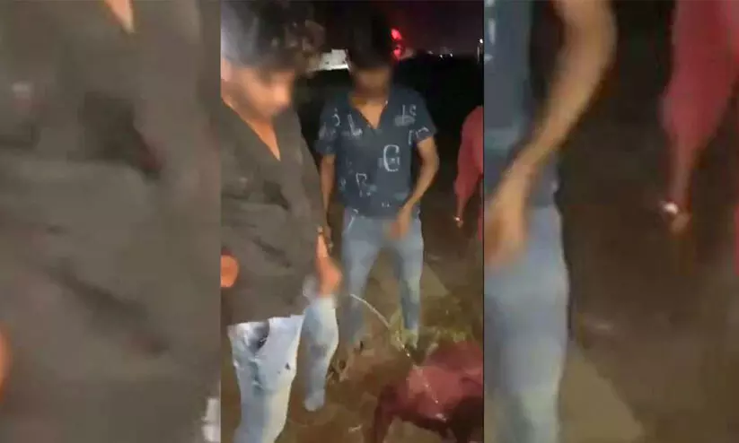 പ്രണയത്തെ ചൊല്ലി തർക്കം; ദലിത് യുവാവിനെ സംഘം ചേർന്ന് മർദിച്ച് ദേഹത്ത് മൂത്രമൊഴിച്ചു പ്രണയത്തെ ചൊല്ലി തർക്കം; ദലിത് യുവാവിനെ സംഘം ചേർന്ന് മർദിച്ച് ദേഹത്ത് മൂത്രമൊഴിച്ചു