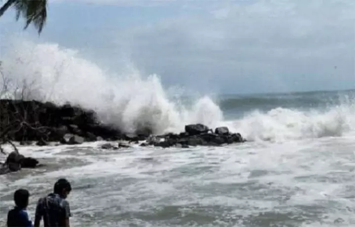 ഉയർന്ന തിരമാല: കേരള തീരത്ത് ജാഗ്രത പാലിക്കണമെന്ന് നിർദേശം
