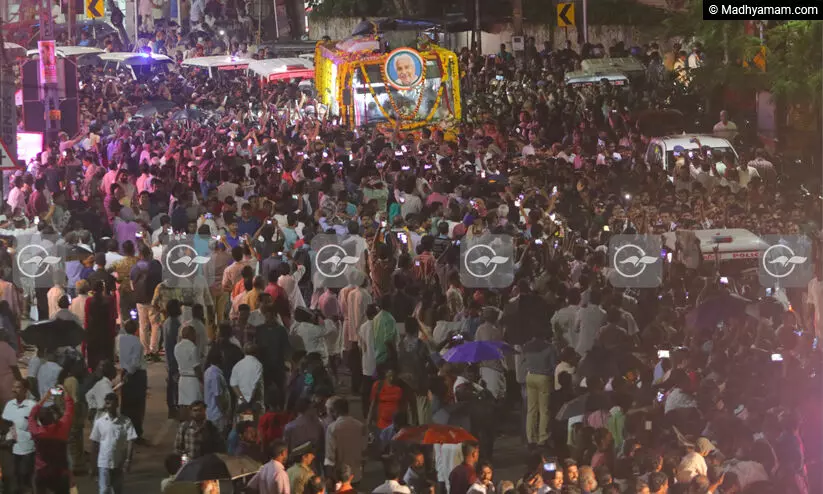 ജനമൊഴുകുന്നു...ജനനായകനൊപ്പം; അന്ത്യാഭിവാദ്യമർപ്പിക്കാൻ കാത്തുനിന്ന് ആയിരങ്ങൾ ജനമൊഴുകുന്നു...ജനനായകനൊപ്പം; അന്ത്യാഭിവാദ്യമർപ്പിക്കാൻ കാത്തുനിന്ന് ആയിരങ്ങൾ