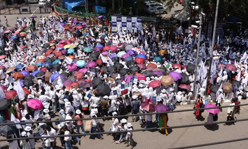 കൂലി പുതുക്കാൻ നഴ്​സുമാരുടെ കൂറ്റൻ സെക്രട്ടേറിയറ്റ്​ റാലി