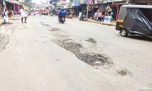 വളാഞ്ചേരി ടൗണിലെ കുഴികൾ അപകടഭീഷണിയാകുന്നു