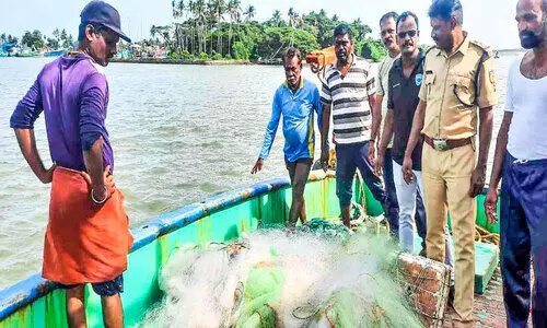 വള്ളം മറിഞ്ഞ് പിതാവും മക്കളും അപകടത്തിൽപ്പെട്ടു; കോസ്റ്റൽ പൊലീസെത്തി രക്ഷപ്പെടുത്തി