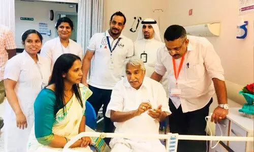 തി​ര​ക്കി​നി​ട​യി​ലെ ആ​ശ്വാ​സ​പ്ര​വ​ർ​ത്ത​നം