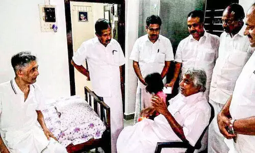 ആന്റണിയുടെ കോലം കത്തിച്ച ഉമ്മൻ ചാണ്ടി ഗ്രൂപ്പിന്റെ ഓർമയിൽ ഓണാട്ടുകര ആന്റണിയുടെ കോലം കത്തിച്ച ഉമ്മൻ ചാണ്ടി ഗ്രൂപ്പിന്റെ ഓർമയിൽ ഓണാട്ടുകര