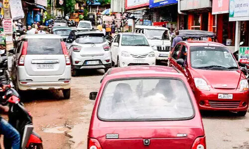 അനധികൃത പാർക്കിങ് കുരുക്കഴിയാതെ മല്ലപ്പള്ളി-തിരുവല്ല റോഡ്