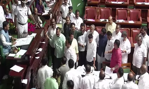 കർണാടകയിൽ ഡെപ്യൂട്ടി സ്പീക്കർക്ക് നേരെ പേപ്പറെറിഞ്ഞ 10 ബി.ജെ.പി എം.എൽ.എമാർക്ക് സസ്​പെൻഷൻ