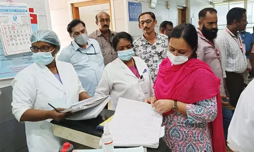 ചികിത്സാ ആനുകൂല്യങ്ങള്ക്കായി ആളുകളെ അങ്ങോട്ടുമിങ്ങോട്ടും നടത്തി ബുദ്ധിമുട്ടിക്കരുതെന്ന് വീണ ജോര്ജ് ചികിത്സാ ആനുകൂല്യങ്ങള്ക്കായി ആളുകളെ അങ്ങോട്ടുമിങ്ങോട്ടും നടത്തി ബുദ്ധിമുട്ടിക്കരുതെന്ന് വീണ ജോര്ജ്