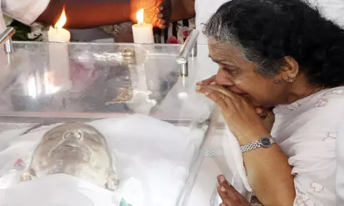 ജനത്തിനായി ഉറങ്ങാതിരുന്നയാൾക്കായി ഉണർന്നിരുന്ന് തലസ്ഥാനം