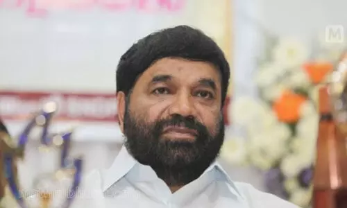 മായാത്ത സൗഹൃദം; വിലാപയാത്രക്കൊപ്പം മന്ത്രി വാസവനും