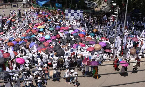 കൂലി പുതുക്കാൻ നഴ്​സുമാരുടെ കൂറ്റൻ സെക്രട്ടേറിയറ്റ്​ റാലി