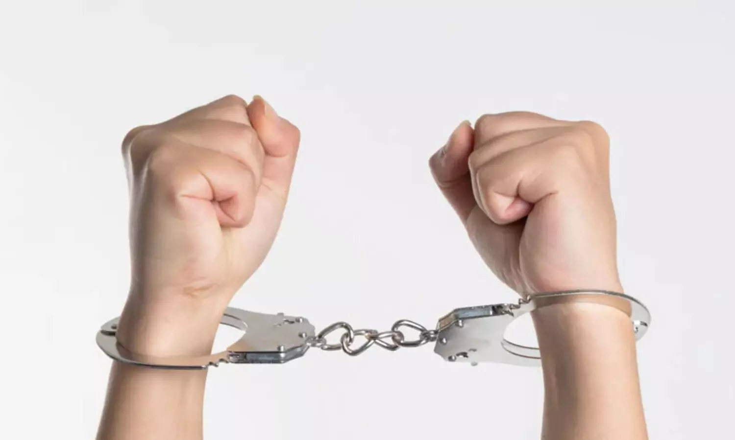 മൂന്നു വയസ്സുള്ള മകനെ കൊലപ്പെടുത്താൻ വാടക കൊലയാളിയെ വിളിച്ചു; പതിനെട്ടുകാരി അറസ്റ്റിൽ