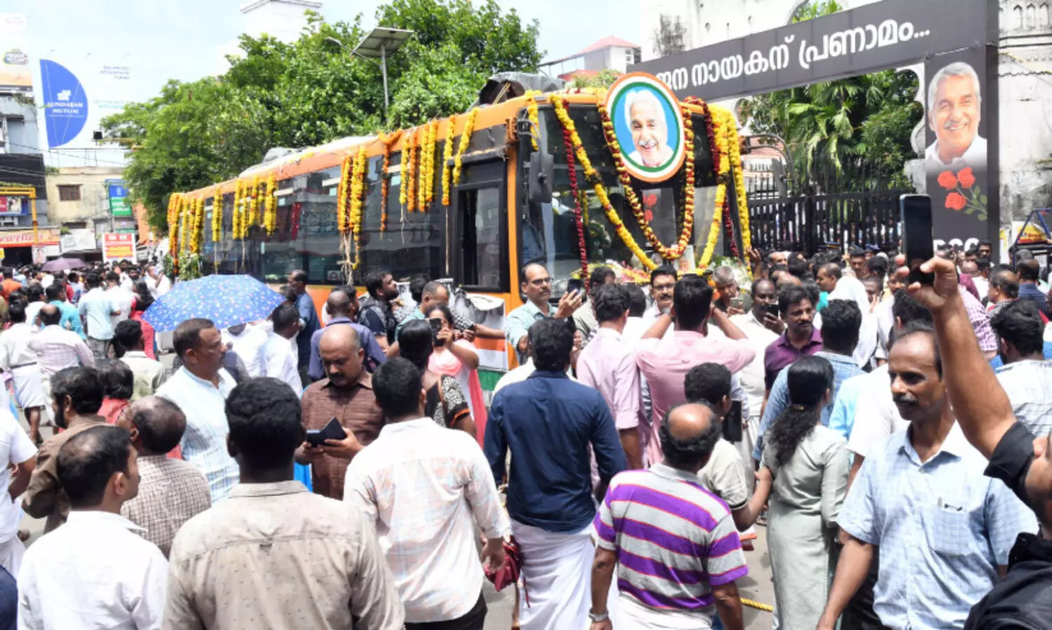 150 കി​ലോ​മീ​റ്റ​ർ താ​ണ്ടാ​ൻ ര​ണ്ടു​പ​ക​ലും രാ​ത്രി​യും; ഇ​ങ്ങ​നെ​യൊ​ന്ന്​   ഇ​താ​ദ്യം; വ​ഴി​യി​ലു​ട​നീ​ളം വി​ലാ​പ​വും വി​ങ്ങ​ലും