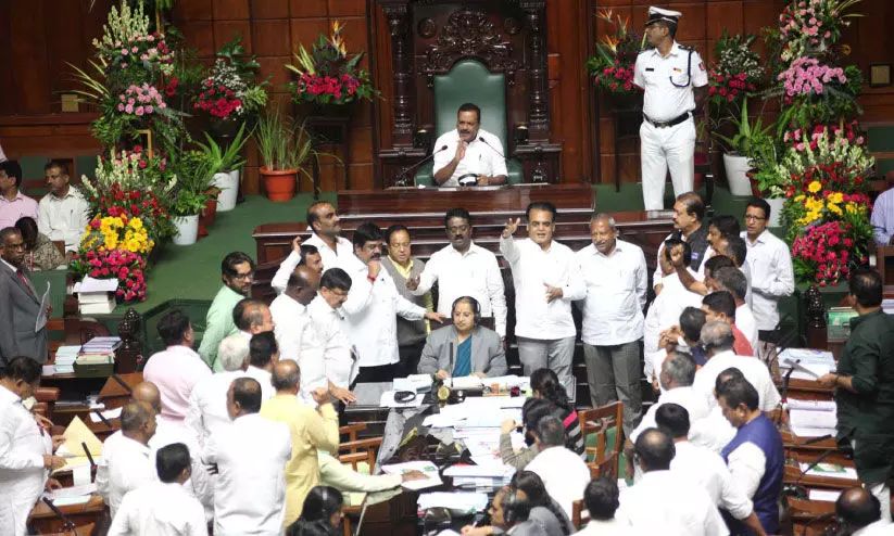 നിയമസഭയിൽ സ്പീക്കർക്കുനേരെ ബിൽ കീറിയെറിഞ്ഞ് പ്രതിപക്ഷം; 10 എം.എൽ.എമാർക്ക് സസ്പെൻഷൻ നിയമസഭയിൽ സ്പീക്കർക്കുനേരെ ബിൽ കീറിയെറിഞ്ഞ് പ്രതിപക്ഷം; 10 എം.എൽ.എമാർക്ക് സസ്പെൻഷൻ