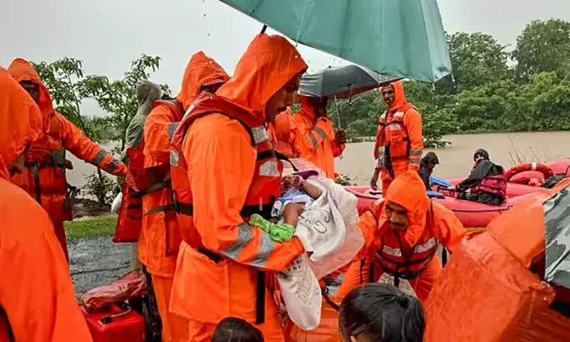 റായ്ഗഢിൽ മണ്ണിടിച്ചിൽ; നാലു മരണം, നിരവധി പേർ കുടുങ്ങിയതായി സംശയം റായ്ഗഢിൽ മണ്ണിടിച്ചിൽ; നാലു മരണം, നിരവധി പേർ കുടുങ്ങിയതായി സംശയം