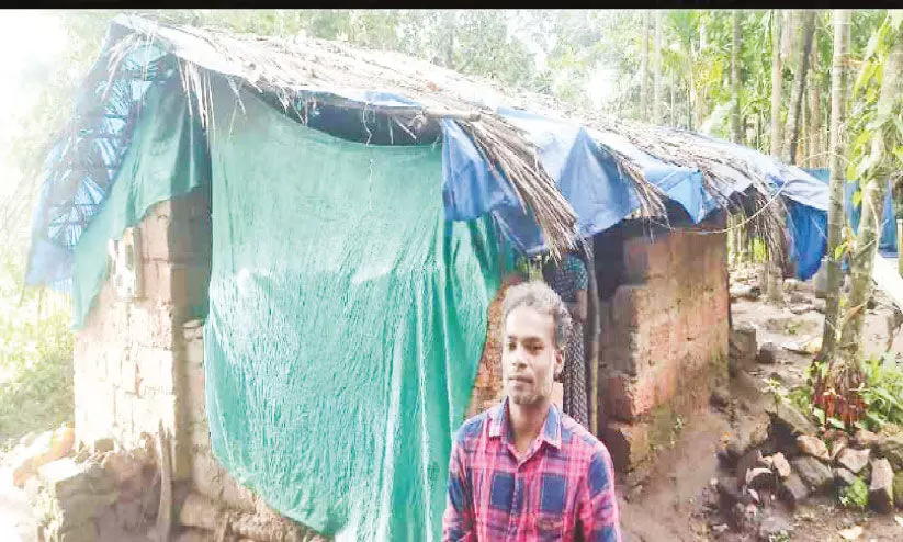 റോ​ഡി​ല്ല; വീ​ട് നി​ർ​മാ​ണം മു​ട​ങ്ങി ആ​ദി​വാ​സി കു​ടും​ബ​ങ്ങ​ൾ