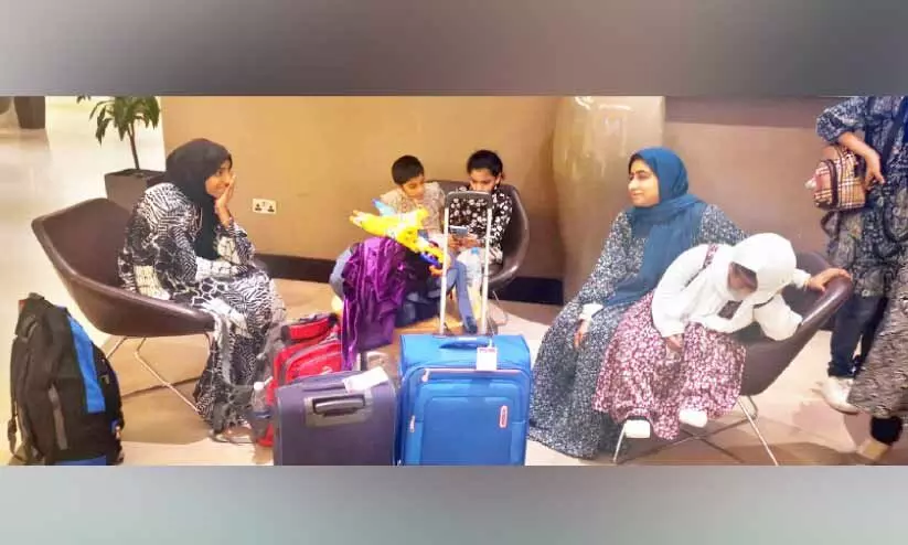 വി​മാ​നം വൈ​കി; കോ​ഴി​ക്കോ​ട്ടേ​ക്കു​ള്ള യാ​ത്ര​ക്കാ​ർ അ​ബൂ​ദ​ബി​യി​ൽ കു​ടു​ങ്ങി​യ​ത് 15 മ​ണി​ക്കൂ​ർ