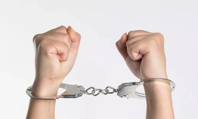 മൂന്നു വയസ്സുള്ള മകനെ കൊലപ്പെടുത്താൻ വാടക കൊലയാളിയെ വിളിച്ചു; പതിനെട്ടുകാരി അറസ്റ്റിൽ മൂന്നു വയസ്സുള്ള മകനെ കൊലപ്പെടുത്താൻ വാടക കൊലയാളിയെ വിളിച്ചു; പതിനെട്ടുകാരി അറസ്റ്റിൽ