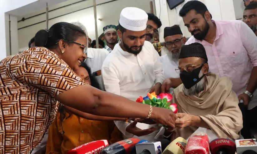 മഅ്ദനി അൻവാർശ്ശേരിയിലെത്തി; ആവേശകരമായ വരവേൽപ്പ് മഅ്ദനി അൻവാർശ്ശേരിയിലെത്തി; ആവേശകരമായ വരവേൽപ്പ്