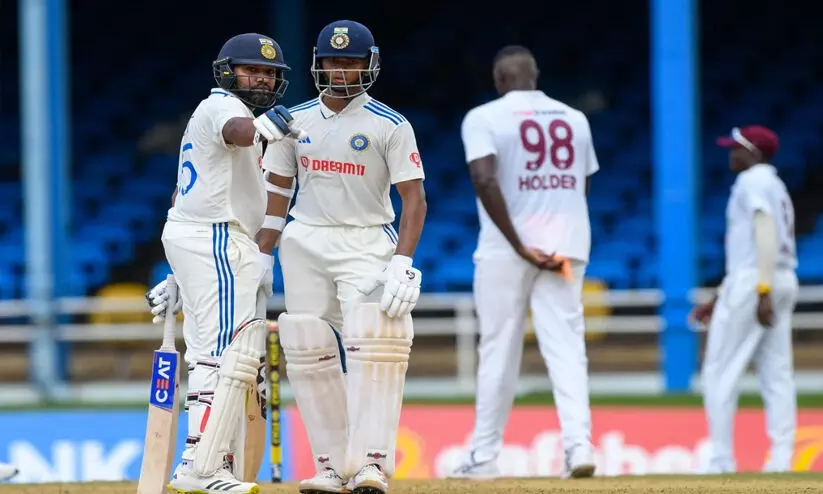 രണ്ടാം ടെസ്റ്റിൽ ഇന്ത്യ പൊരുതുന്നു രണ്ടാം ടെസ്റ്റിൽ ഇന്ത്യ പൊരുതുന്നു