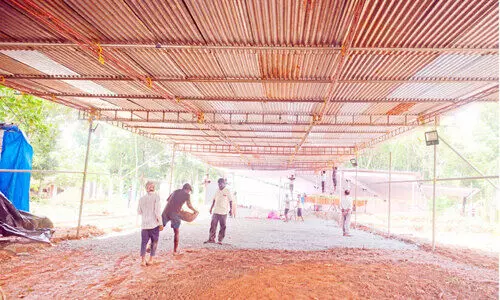 പ്രാർഥനാശുശ്രൂഷകൾ നിർമാണം നടക്കുന്ന വീട്ടുമുറ്റത്ത്