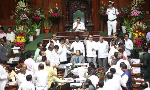 നിയമസഭയിൽ സ്​പീക്കർക്കുനേരെ ബിൽ കീറിയെറിഞ്ഞ്​ പ്രതിപക്ഷം; 10 എം.എൽ.എമാർക്ക്​ സസ്​പെൻഷൻ