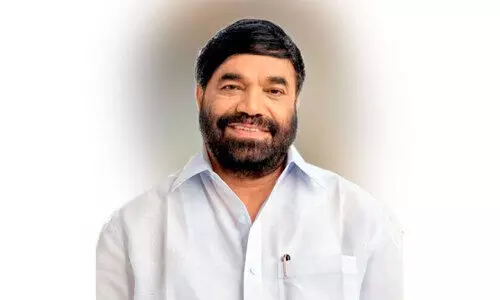 മായാത്ത സൗഹൃദം; വിലാപയാത്രക്കൊപ്പം മന്ത്രി വാസവനും