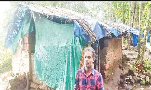 റോഡില്ല; വീട് നിർമാണം മുടങ്ങി ആദിവാസി കുടുംബങ്ങൾ റോഡില്ല; വീട് നിർമാണം മുടങ്ങി ആദിവാസി കുടുംബങ്ങൾ