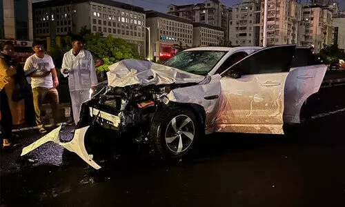 അപകടസ്ഥലത്തെ ജനക്കൂട്ടത്തിലേക്ക് ജാഗ്വാർ പാഞ്ഞുകയറി; പൊലീസുകാരനുൾപ്പെടെ ഒമ്പത്   പേർ മരിച്ചു