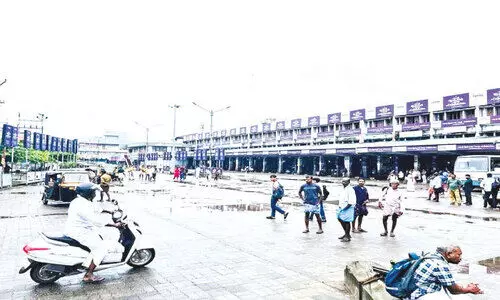 സ്വ​കാ​ര്യ ബ​സ് പ​ണി​മു​ട​ക്ക് യാ​ത്ര​ക്കാ​ർ വ​ല​ഞ്ഞു