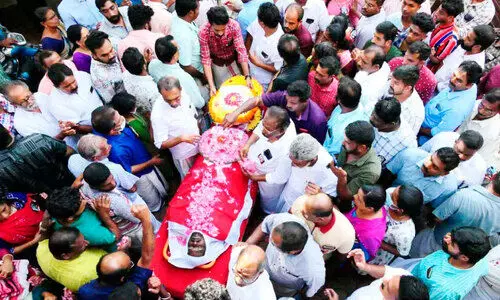 അമ്പാടിയുടെ കൊലപാതകം; തുടക്കം ബൈക്കിന്റെ ശബ്ദത്തെ ചൊല്ലിയുള്ള തർക്കമെന്ന് നാട്ടുകാർ അമ്പാടിയുടെ കൊലപാതകം; തുടക്കം ബൈക്കിന്റെ ശബ്ദത്തെ ചൊല്ലിയുള്ള തർക്കമെന്ന് നാട്ടുകാർ