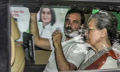 വിമാനത്തിൽ ഓക്സിജൻ മാസ്ക് ധരിച്ച് സോണിയ ഗാന്ധി; ചിത്രങ്ങൾ പുറത്തുവിട്ട് രാഹുൽ