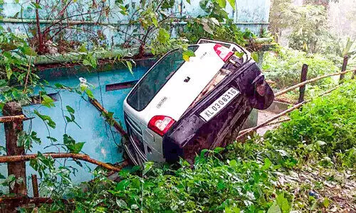 ആ​ർ​ക്കും പ​രി​ക്കി​ല്ല; ശബരിമല തീർഥാടകർ സഞ്ചരിച്ച വാഹനം മറിഞ്ഞു