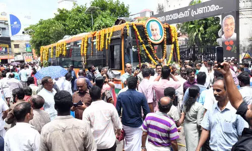 150 കിലോമീറ്റർ താണ്ടാൻ രണ്ടുപകലും രാത്രിയും; ഇങ്ങനെയൊന്ന് ഇതാദ്യം; വഴിയിലുടനീളം വിലാപവും വിങ്ങലും 150 കിലോമീറ്റർ താണ്ടാൻ രണ്ടുപകലും രാത്രിയും; ഇങ്ങനെയൊന്ന് ഇതാദ്യം; വഴിയിലുടനീളം വിലാപവും വിങ്ങലും