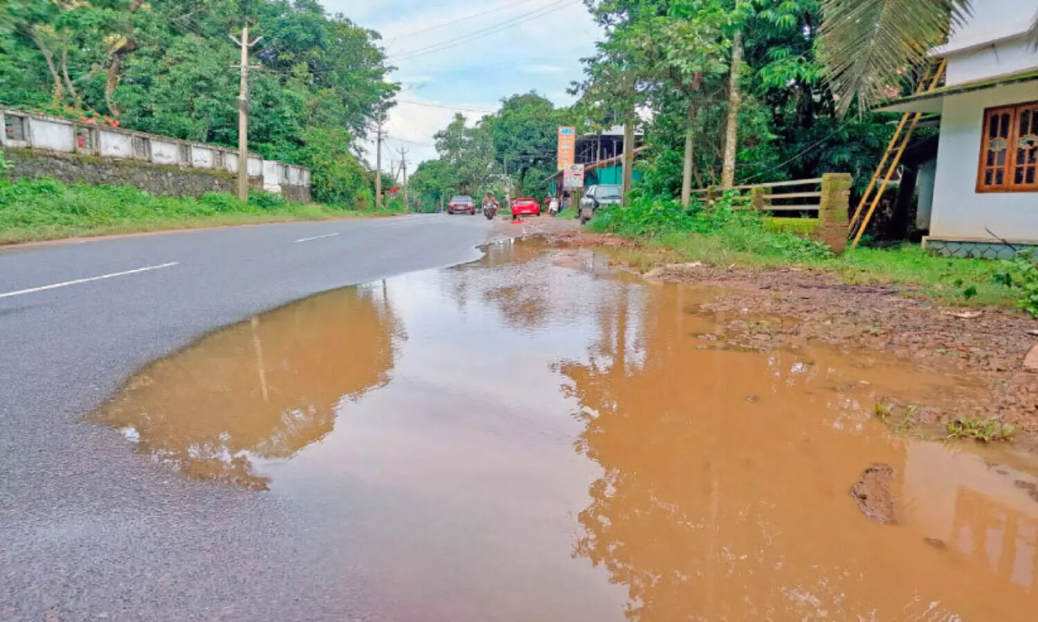 ഈ പുഴയും കടന്ന്...; വെള്ളക്കെട്ട് നിറഞ്ഞ് മാനന്തവാടി–നിരവിൽപുഴ റോഡ്