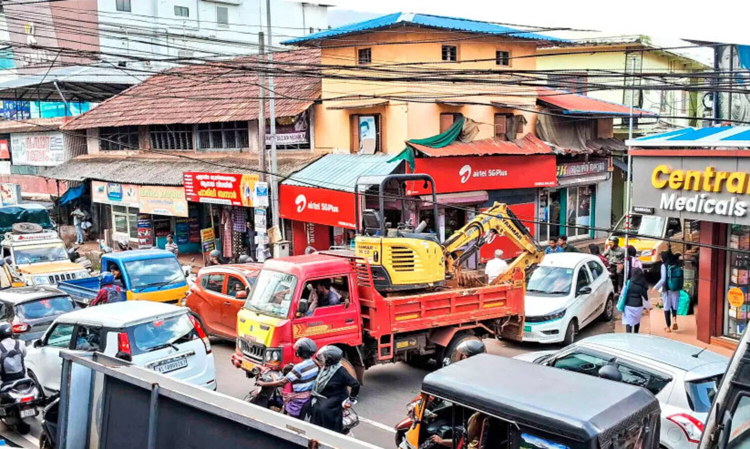 ടൗൺ വികസനം കടലാസിൽ; മങ്കടയിൽ   ദുരിതയാത്ര
