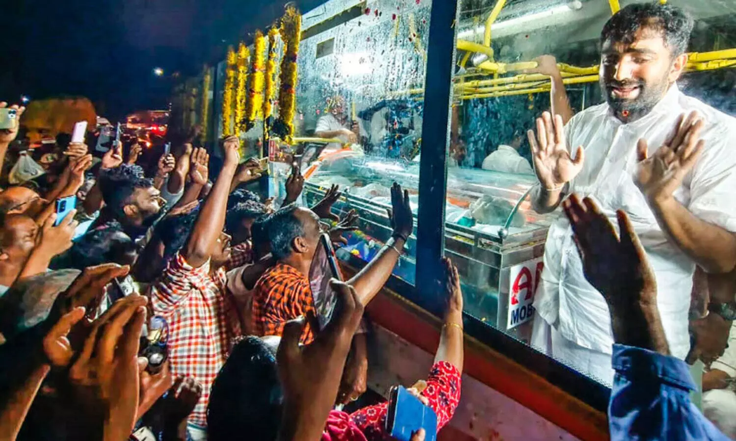 ജനനായകന്​ ഉറക്കമിളച്ച്​ വിട നൽകി ജനം