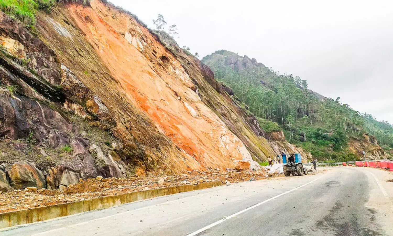മലയിടിച്ചിൽ: ഭീതിയൊഴിയാതെ ദേവികുളം ഗ്യാപ് റോഡ്