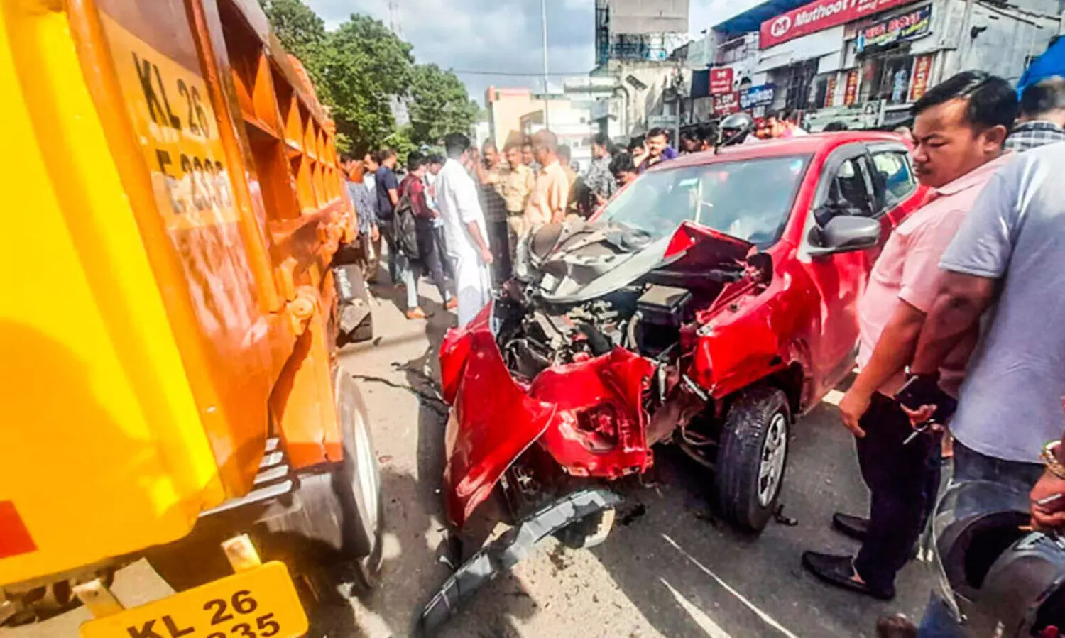 വൺവേ തെറ്റിച്ച കെ.എസ്.ആർ.ടി.സി ബസ് വെട്ടിച്ചു;  പിന്നാലെയെത്തിയ കാർ ടിപ്പറിടിച്ച് തകർന്നു