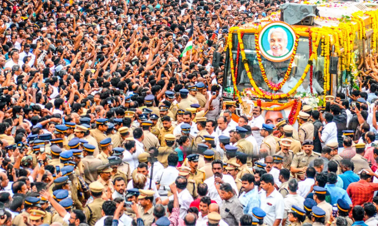 ജനനായകന് യാത്രാമൊഴിയേകി അക്ഷരനഗരി