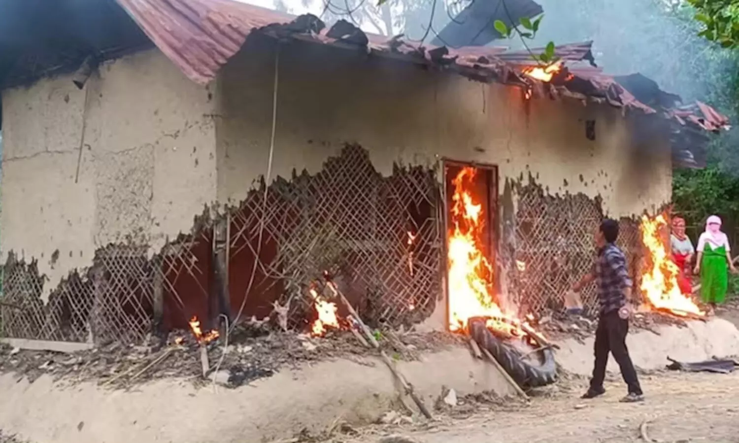 മണിപ്പൂരിൽ സ്ത്രീകളെ നഗ്നരാക്കി നടത്തിച്ച് കൂട്ടബലാത്സംഗം: മൂന്ന് പേർ കൂടി അറസ്റ്റിൽ; പ്രതിയുടെ വീട് കത്തിച്ചു