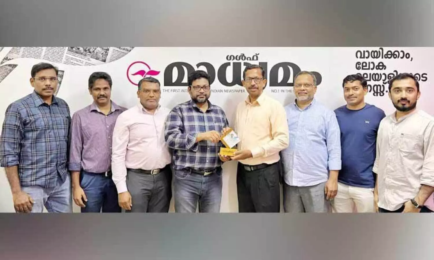 മൊ​യ്തു കാ​ഞ്ഞി​രോ​ടി​ന് യാ​ത്ര​യ​യ​പ്പ് ന​ൽ​കി