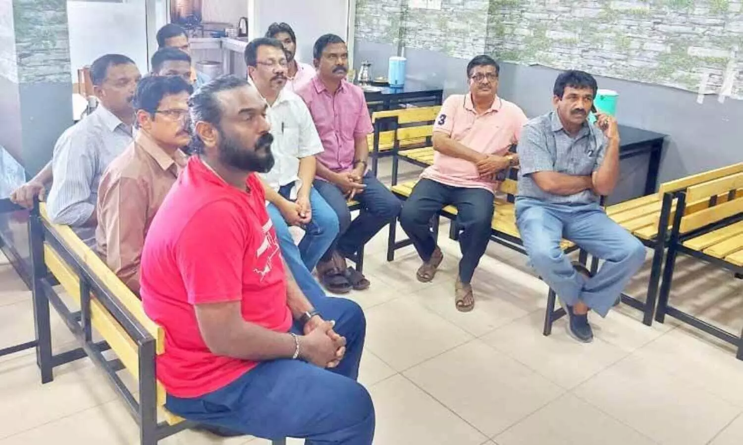 ഉ​മ്മ​ൻ ചാ​ണ്ടി​യെ ക​ണ്ണീ​രോ​ടെ യാ​ത്ര​യാ​ക്കി പ്ര​വാ​സി​സ​മൂ​ഹ​വും