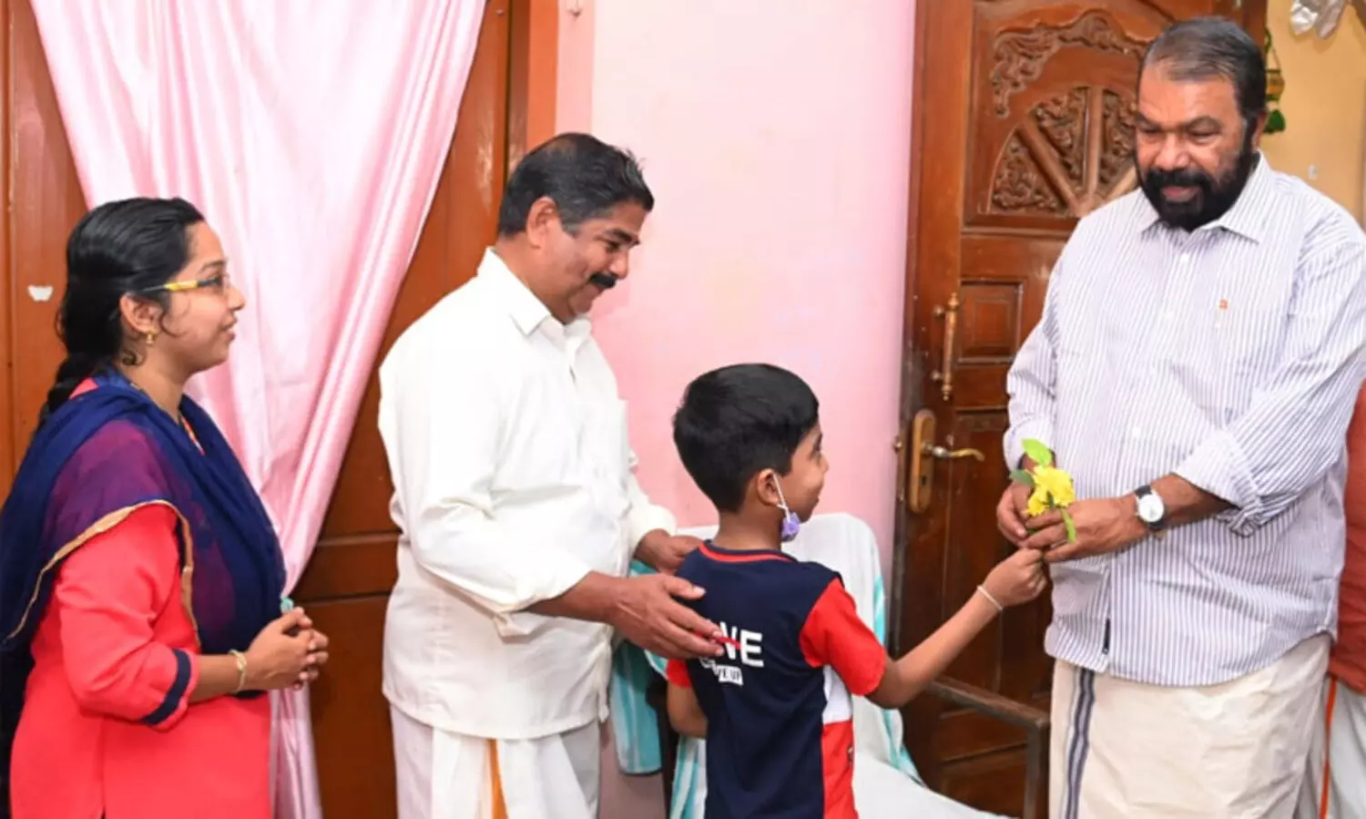 നാലാം ക്ലാസുകാരൻ ഇഷാന് ശസ്ത്രക്രിയക്ക് മുമ്പ് മന്ത്രിയെ കാണണം; കുട്ടിയുടെ ആഗ്രഹം സഫലീകരിക്കാൻ വി.ശിവൻകുട്ടി നേരിട്ട് വീട്ടിലെത്തി