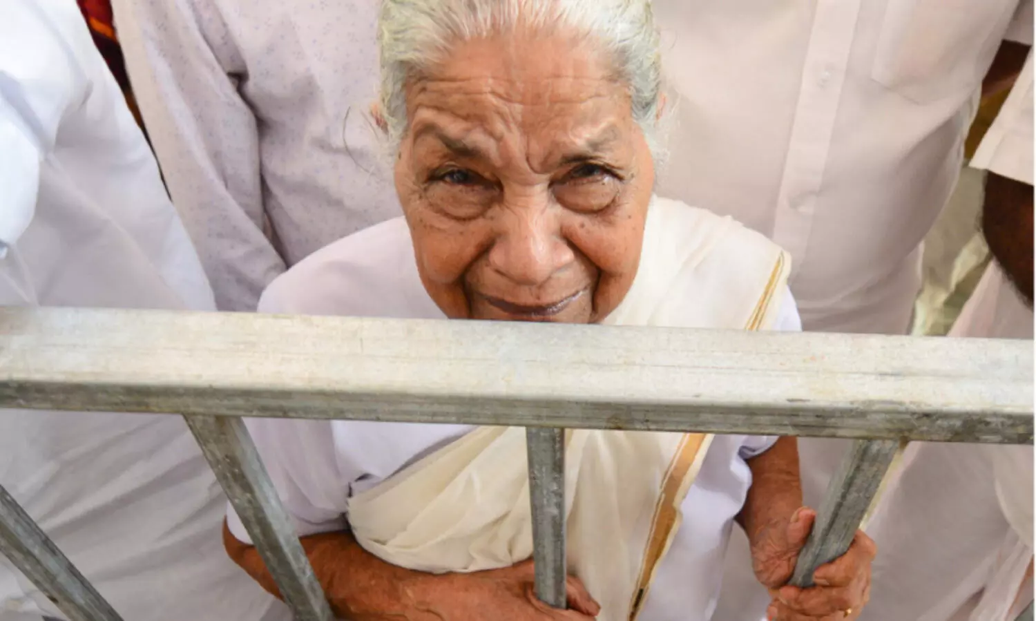 ഉമ്മൻചാണ്ടിയുടെ കല്ലറയിലേക്ക് ജനപ്രവാഹം