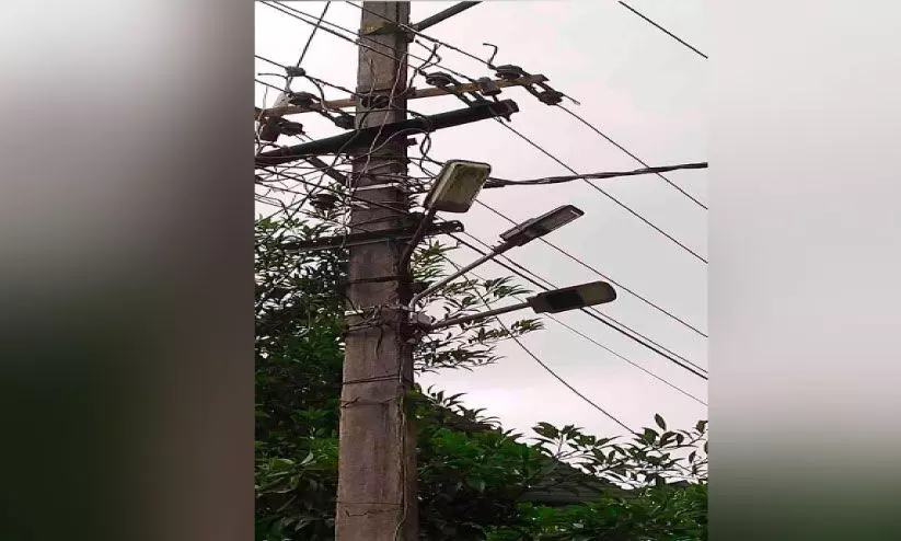 വെളിച്ചമുണ്ടോ?  കൈയിൽ വെളിച്ചമു​​ണ്ടോ?