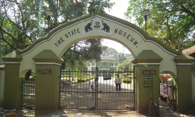 തൃശൂർ മൃഗശാലയിൽനിന്ന് കാണാതായ പക്ഷിയെ കണ്ടെത്തിയില്ല; ജീവനക്കാരന് സസ്പെൻഷൻ തൃശൂർ മൃഗശാലയിൽനിന്ന് കാണാതായ പക്ഷിയെ കണ്ടെത്തിയില്ല; ജീവനക്കാരന് സസ്പെൻഷൻ