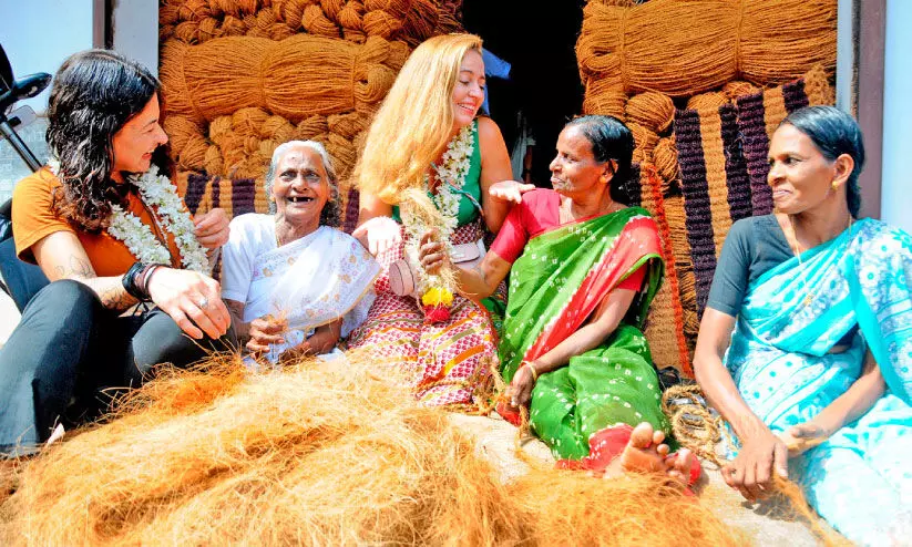 ഉത്തരവാദിത്ത ടൂറിസം പദ്ധതി; വിദേശികൾക്ക് മുന്നിൽ വിസ്മയക്കാഴ്ചയായി കയർ